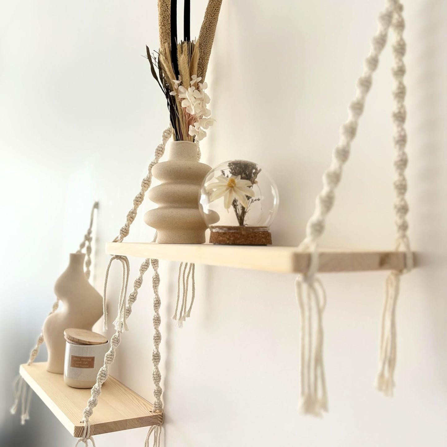 Mensole galleggianti boho in legno e corda, sospese con macrame. Mensola altalena, repisa shabby chic da parete, soffitto, finestra o esterno per piante. mensole etnico, shabby e design